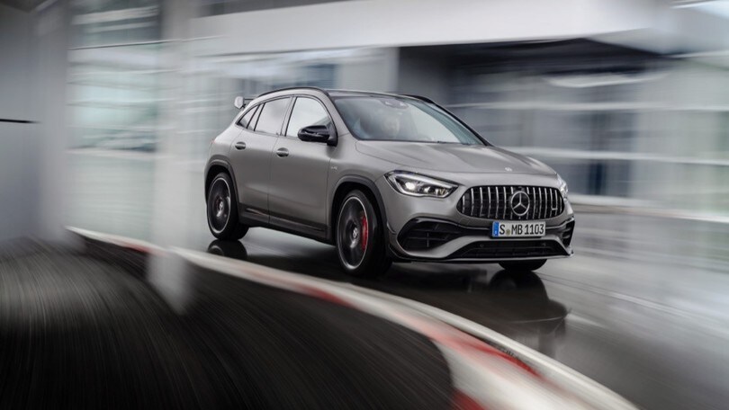 Mercedes-AMG GLA 45 4Matic+ FOTO