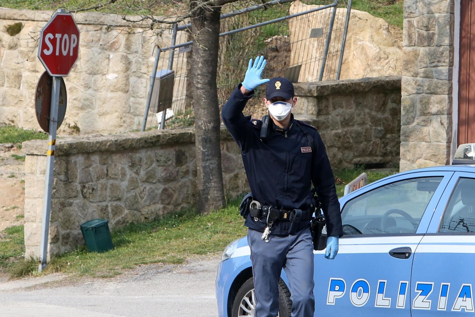 Coronavirus, tensioni a funerali 15enne a Napoli