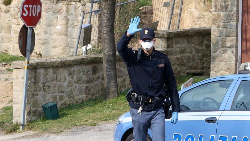 Coronavirus, tensioni a funerali 15enne a Napoli