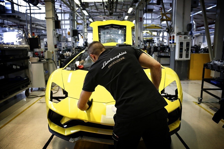Coronavirus, Lamborghini chiude lo stabilimento