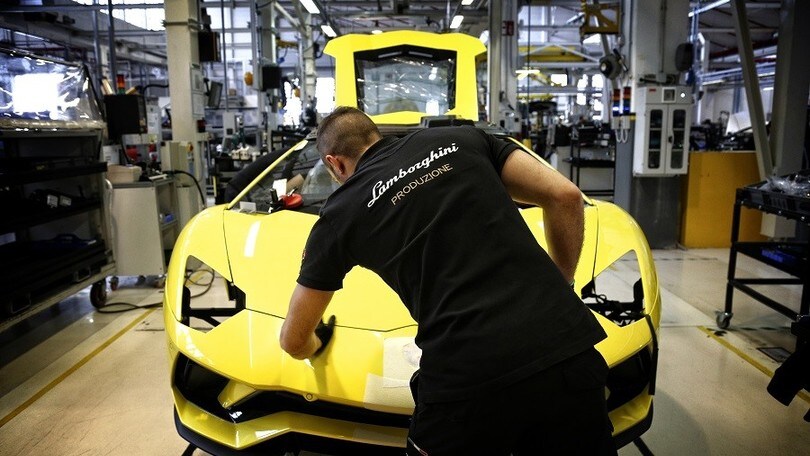 Coronavirus, Lamborghini chiude lo stabilimento