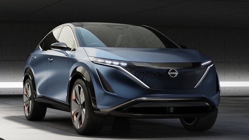 Nissan Ariya calandra con lo scudo per il concept