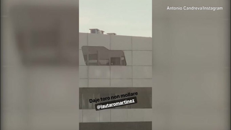 Candreva e Lautaro si parlano dal balcone