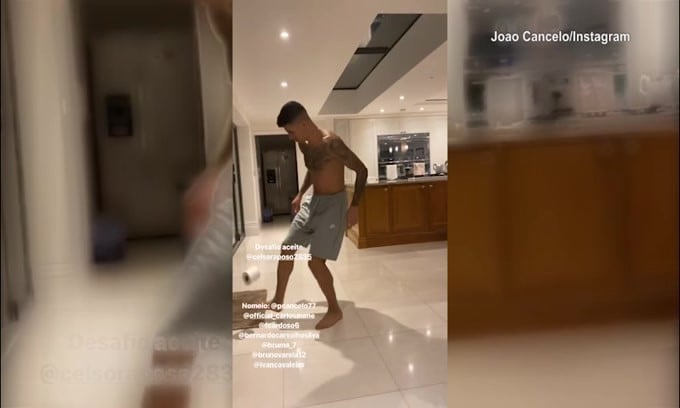 Palleggi con la carta igienica per Cancelo