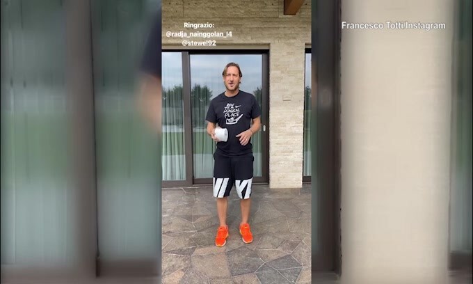 Palleggi con la carta igienica per Totti