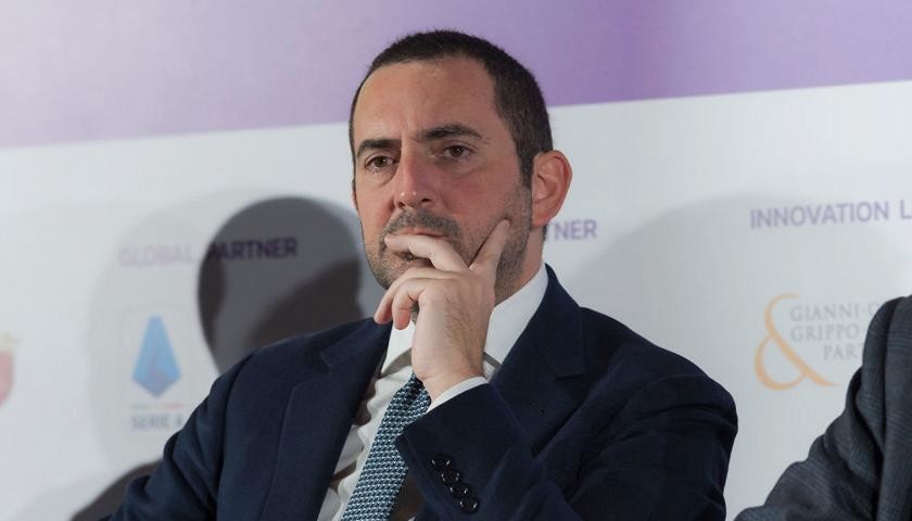 Il Ministro dello Sport interviene su Rai 3 annunciando una possibile stretta sulla corsa all'aria aperta