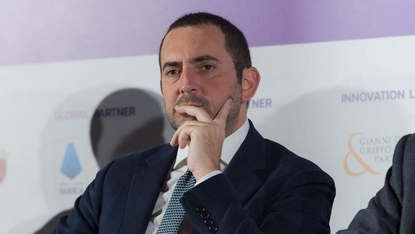 Il Ministro dello Sport interviene su Rai 3 annunciando una possibile stretta sulla corsa all'aria aperta