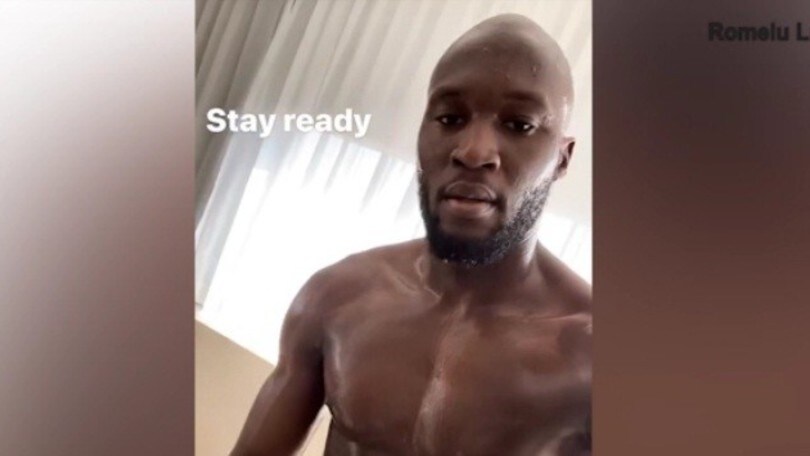 Coronavirus, Lukaku al lavoro in quarantena: il belga suda in cyclette