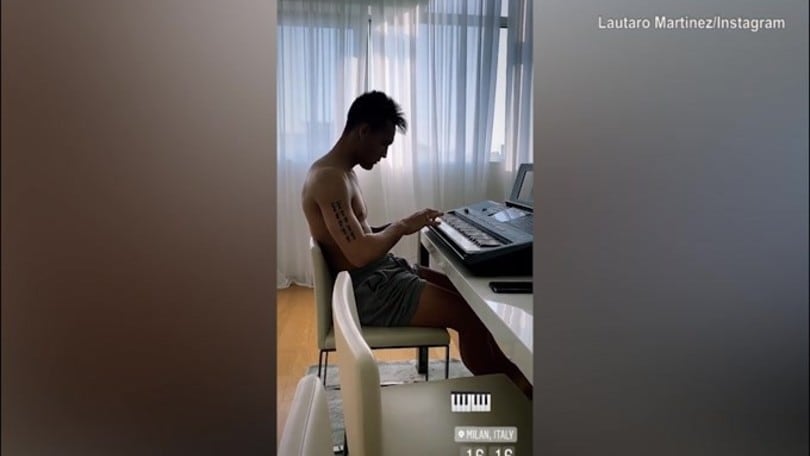 Lautaro Martinez suona il pianoforte