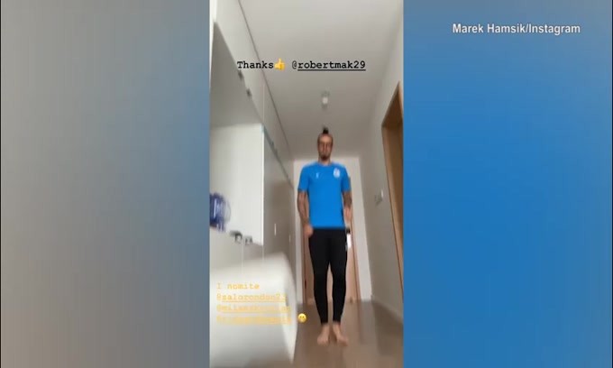 Marek Hamsik, palleggi con la carta igienica per i social