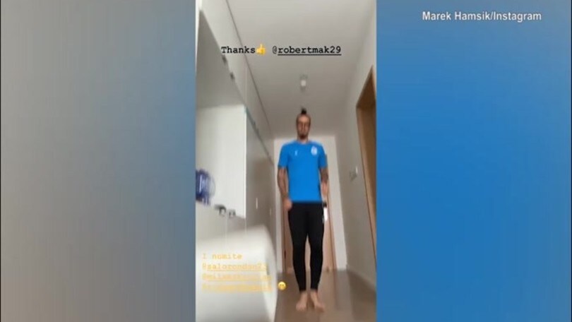 Marek Hamsik, palleggi con la carta igienica per i social