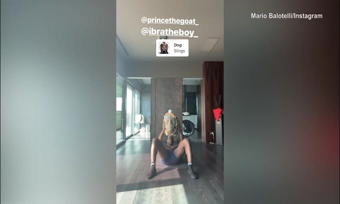 Balotelli, statua in mano e flessioni