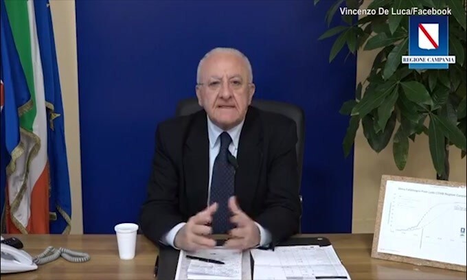 Coronavirus, De Luca: "Se fate feste di laurea mandiamo i carabinieri col lanciafiamme"