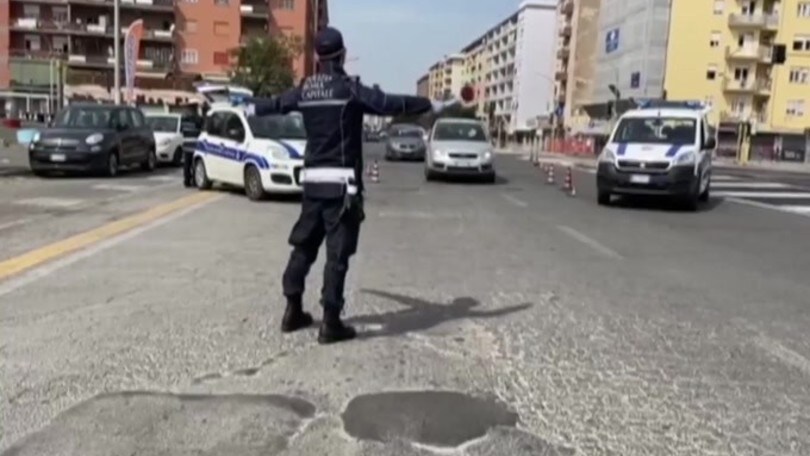 Roma: posti di blocco sulle strade. Il video della Raggi