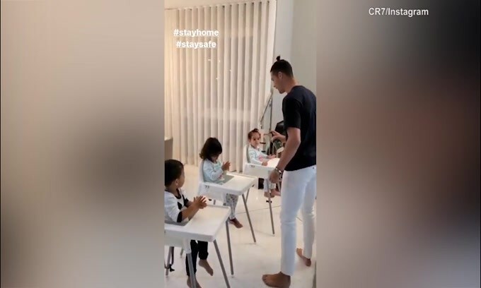 Cr7 e i bambini: ecco come si lavano le mani