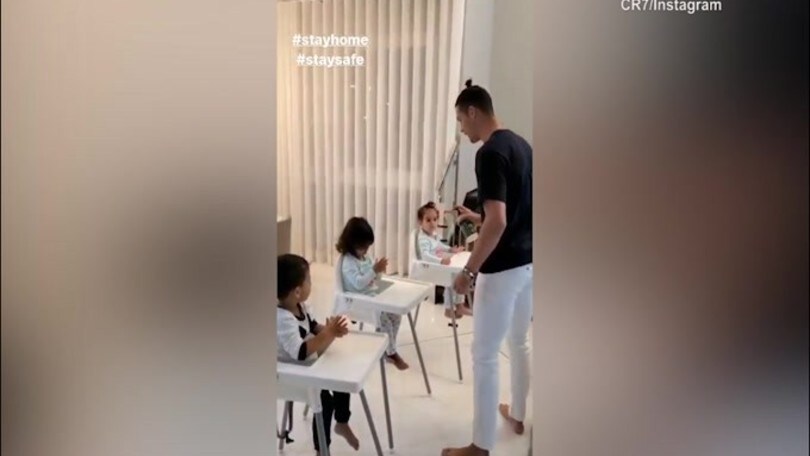 Cr7 e i bambini: ecco come si lavano le mani