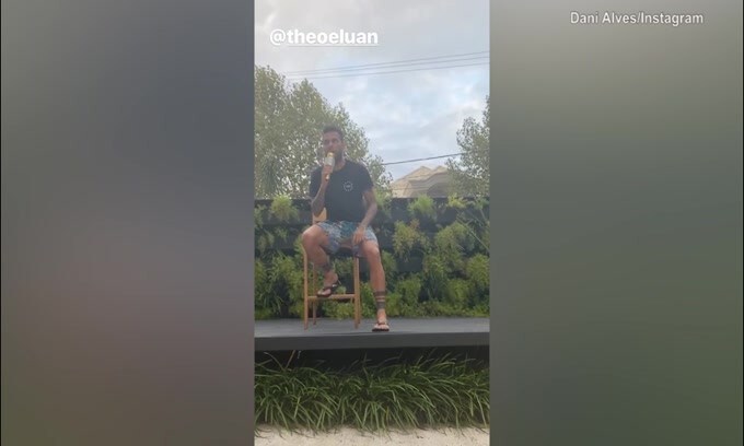 Dani Alves, un vero cantante!