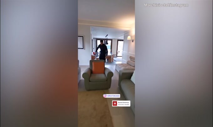 Pulizie in casa Marchisio: Claudio passa l'aspirapolvere