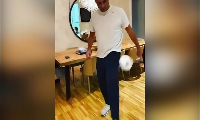 Trezeguet, tacco con la carta igienica