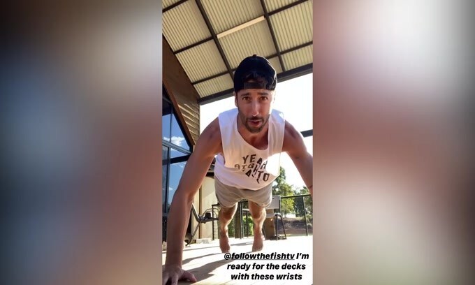 F1, Ricciardo allenamento con le flessioni