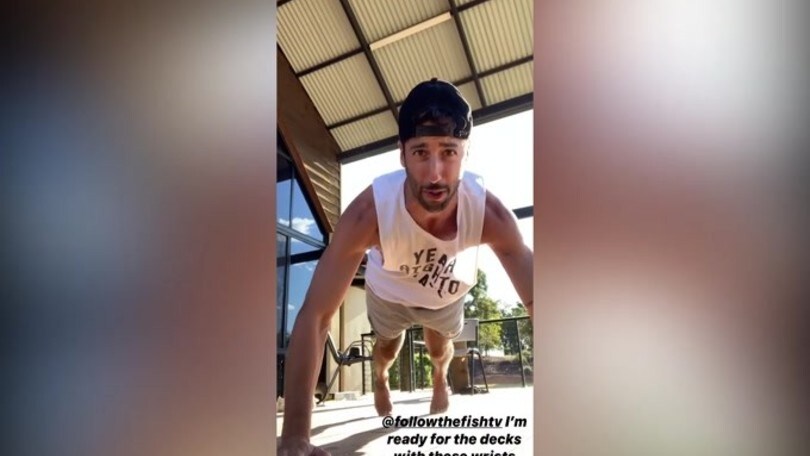 F1, Ricciardo allenamento con le flessioni