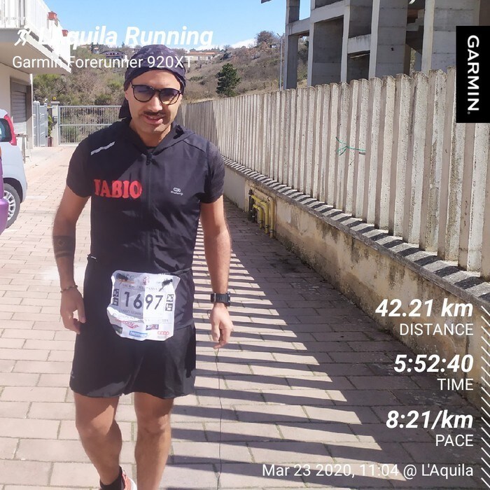 57mila passi per correre la Maratona di Roma da solo nel cortile di casa