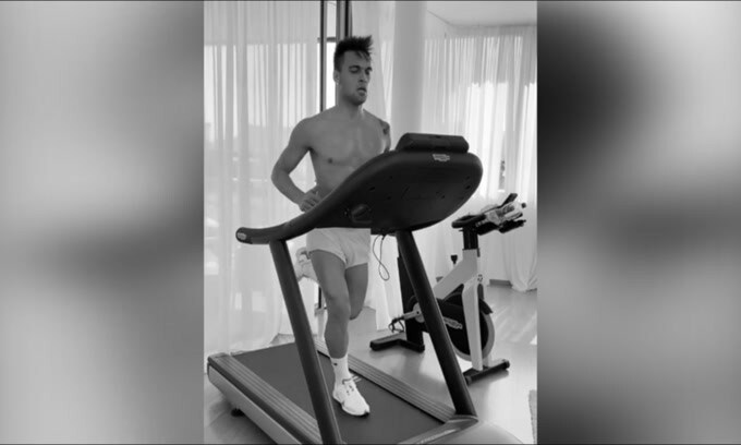 Lautaro Martinez si tiene in forma sul tapis roulant