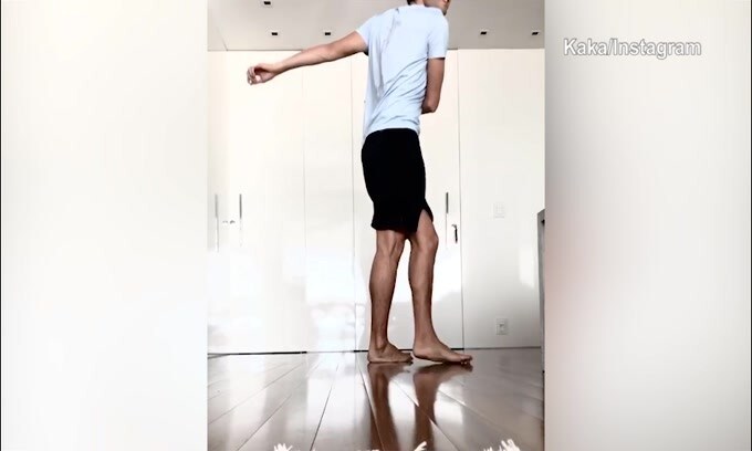 Kakà, numeri incredibili con la carta igienica!