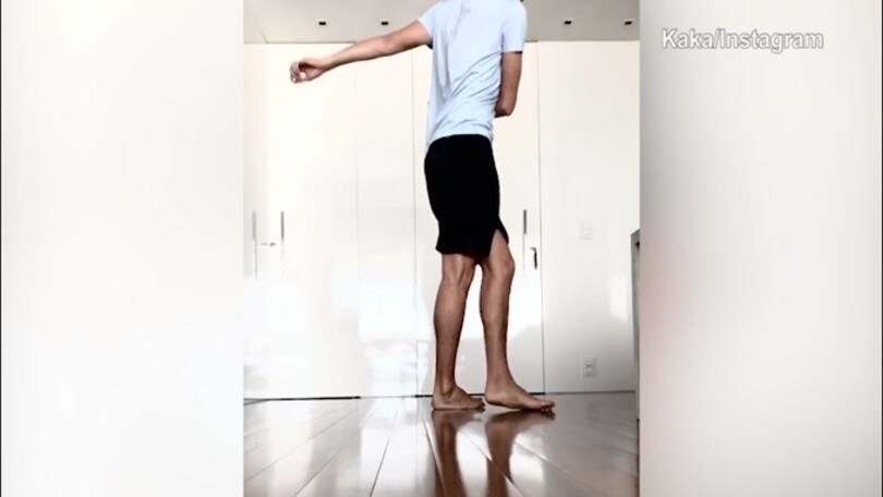 Kakà, numeri incredibili con la carta igienica!