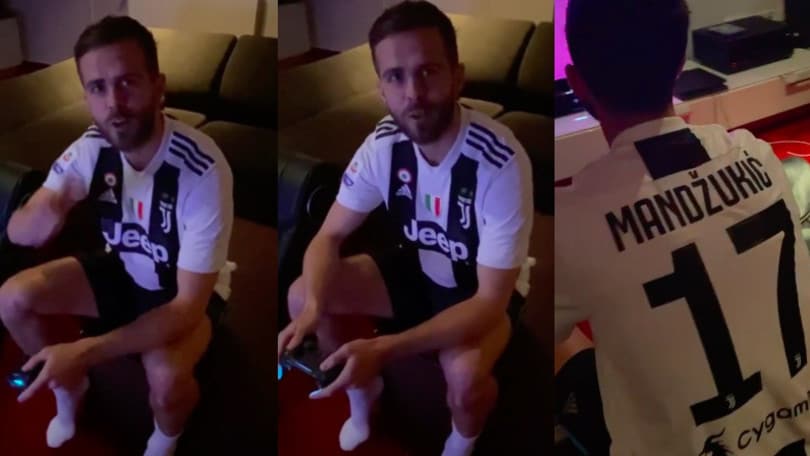 Juve, Pjanic gioca alla PlayStation con la maglia di Mandzukic