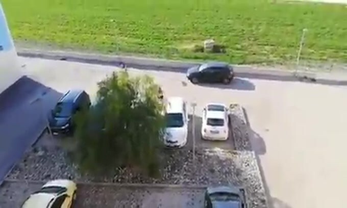 Coronavirus, sgridato dalla vicina l'uomo le devasta l'auto VIDEO
