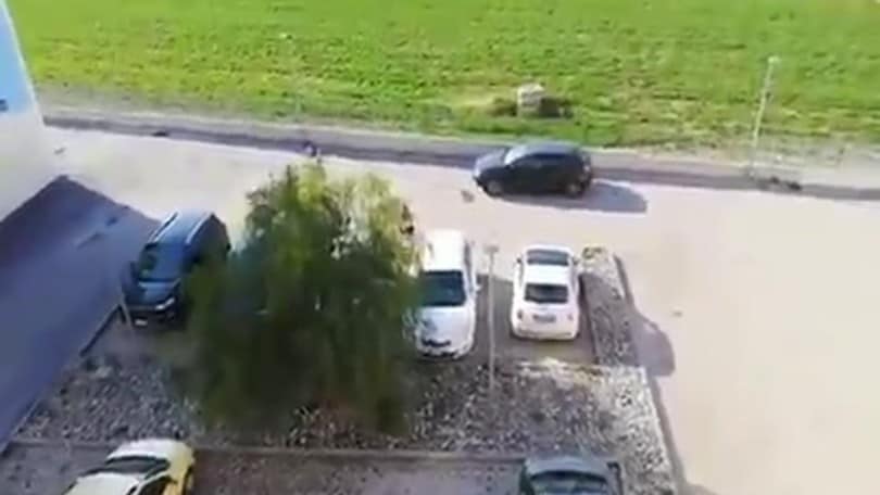 Coronavirus, sgridato dalla vicina l'uomo le devasta l'auto VIDEO