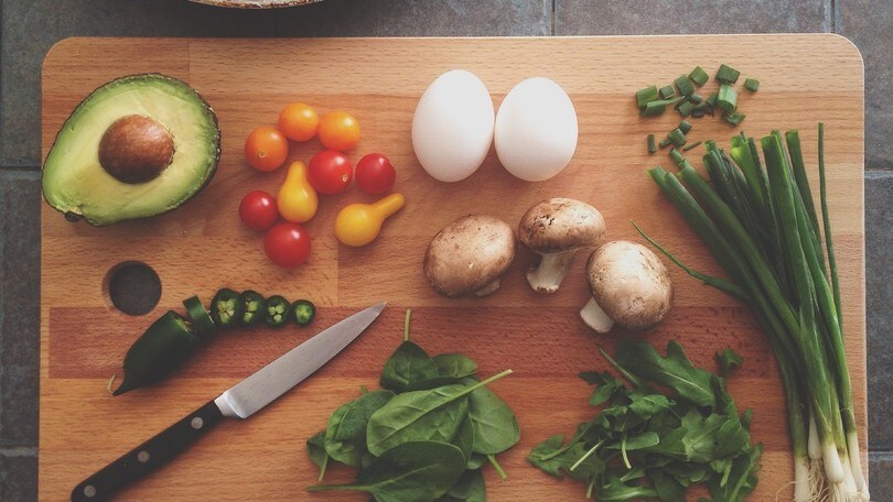 Cosa mangiare ora che siamo in casa, i dieci consigli nutrizionali