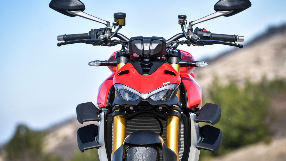 Ducati Streetfighter V4S, le immagini del test