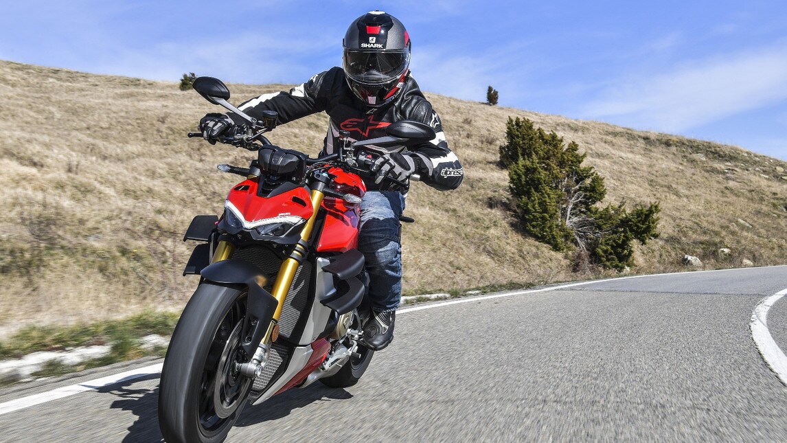 Ducati Streetfighter V4S in azione: gli scatti