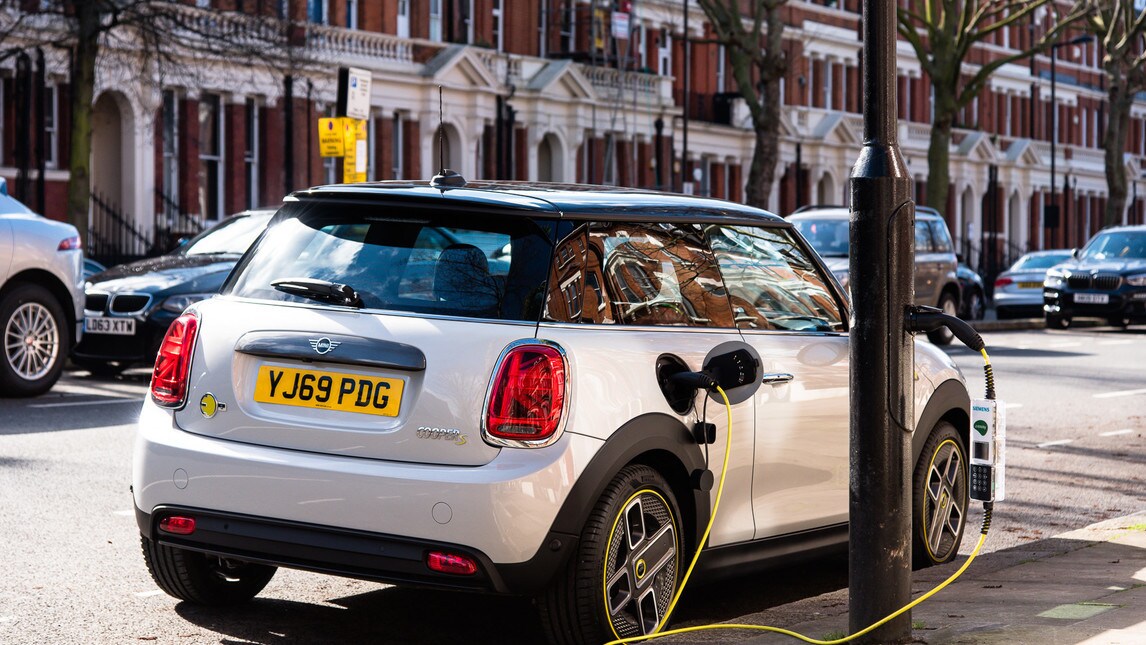 Electric Avenue W9, i pali per strada ricaricano le auto elettriche