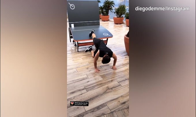 Diego Demme, allenamento sul terrazzo con vista mare