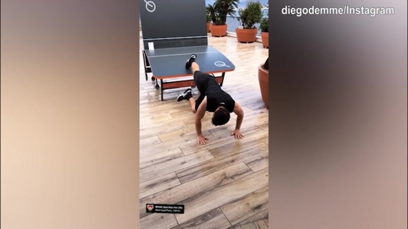 Diego Demme, allenamento sul terrazzo con vista mare