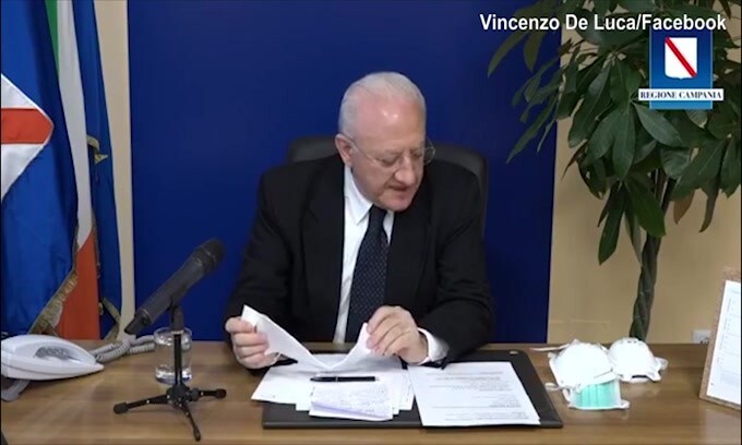 De Luca show: "Ci hanno mandato le mascherine di Bugs Bunny"