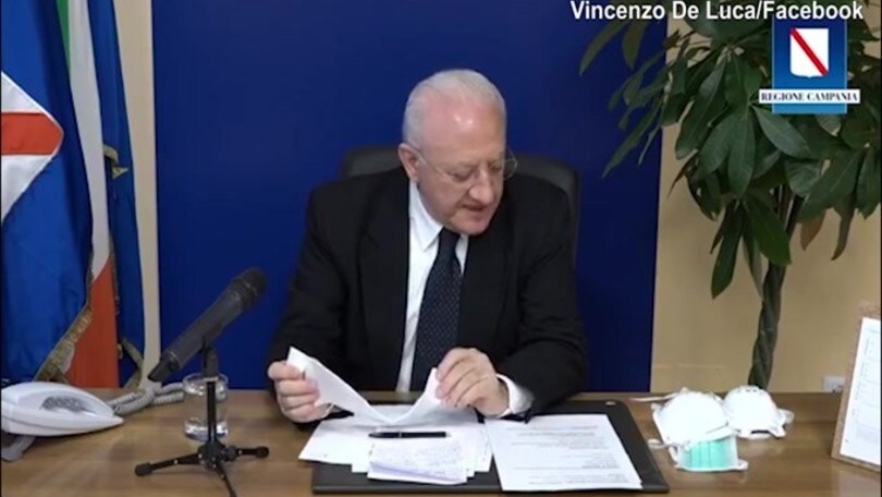 De Luca show: "Ci hanno mandato le mascherine di Bugs Bunny"