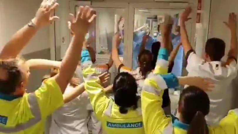 I medici cantano l'inno del Liverpool ai colleghi in rianimazione