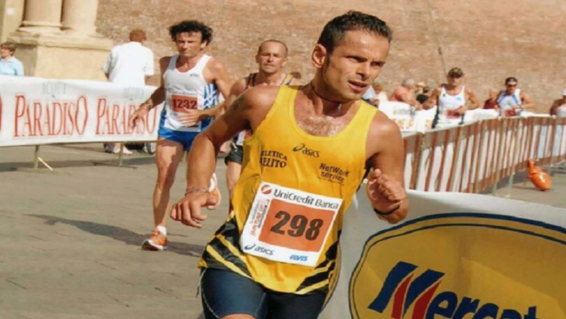 Coronavirus, runner corre in balcone: obiettivo 100 km in 18 ore