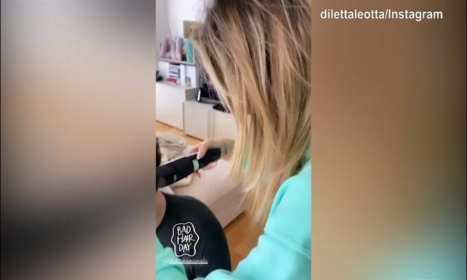 Diletta Leotta si trasforma in parrucchiera
