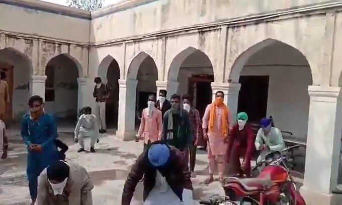 Coronavirus, in India flessioni e squat per punire le persone in strada VIDEO