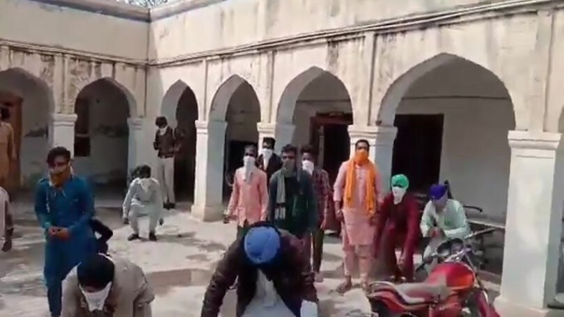 Coronavirus, in India flessioni e squat per punire le persone in strada VIDEO