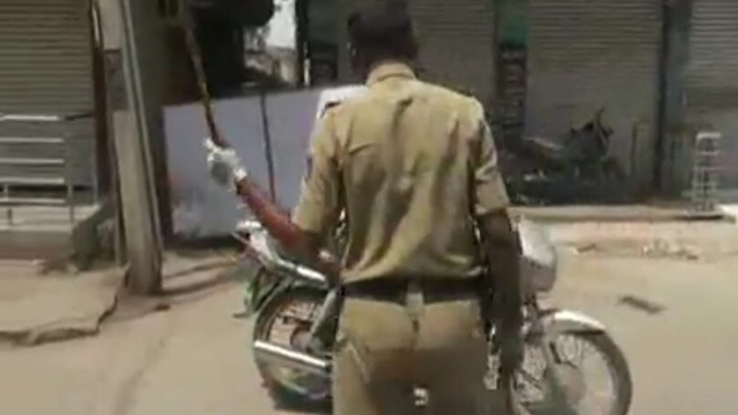 Coronavirus, polizia in India bastona chi è fuori casa