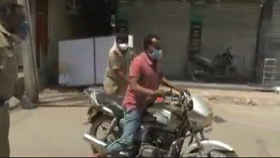 Coronavirus, poliziotti in India bastonano e puniscono chi viola l'isolamento VIDEO