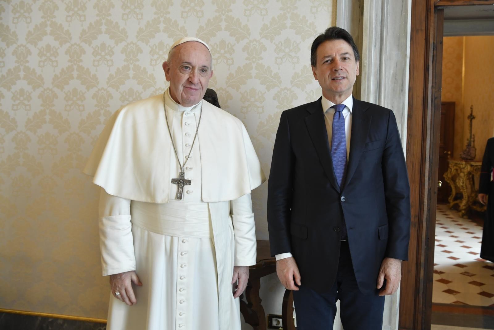 Coronavirus, il premier Conte ricevuto in udienza da Papa Francesco