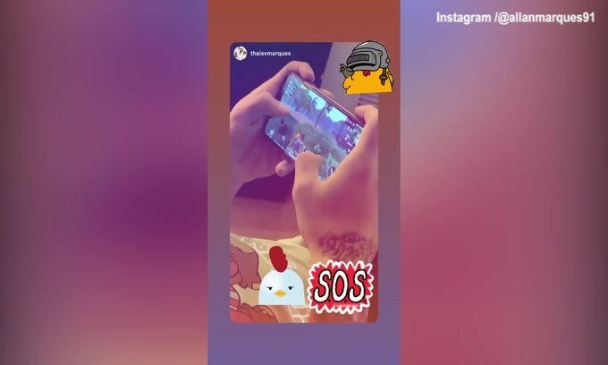 Napoli, Allan si diverte con i videogiochi