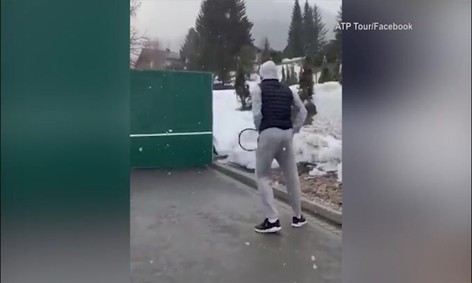 Federer, si allena sotto la neve